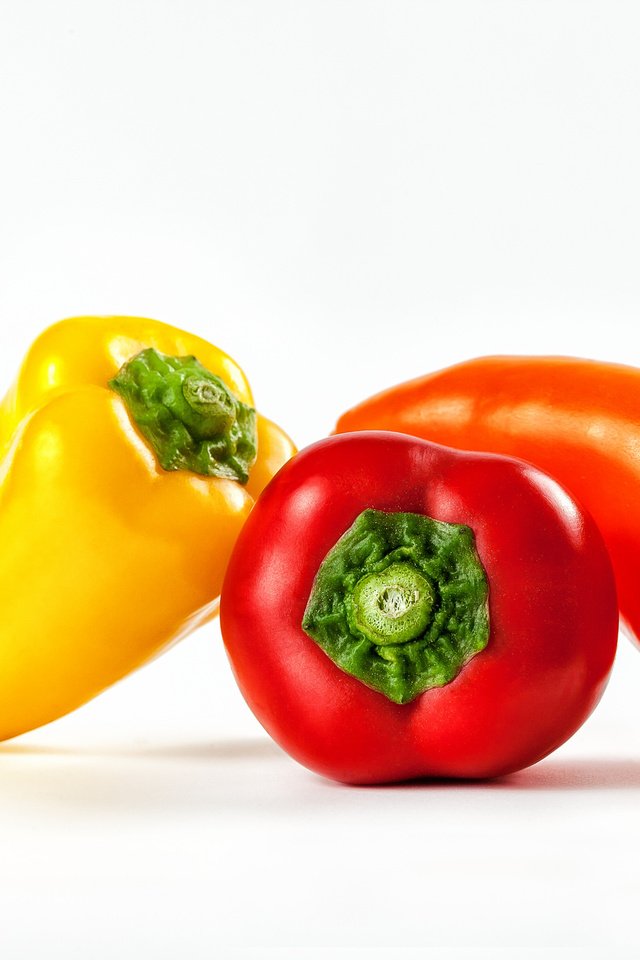 Обои белый фон, овощи, перец, bell peppers, yellow bell pepper, red bell peppers, white background, vegetables, pepper разрешение 2048x1365 Загрузить