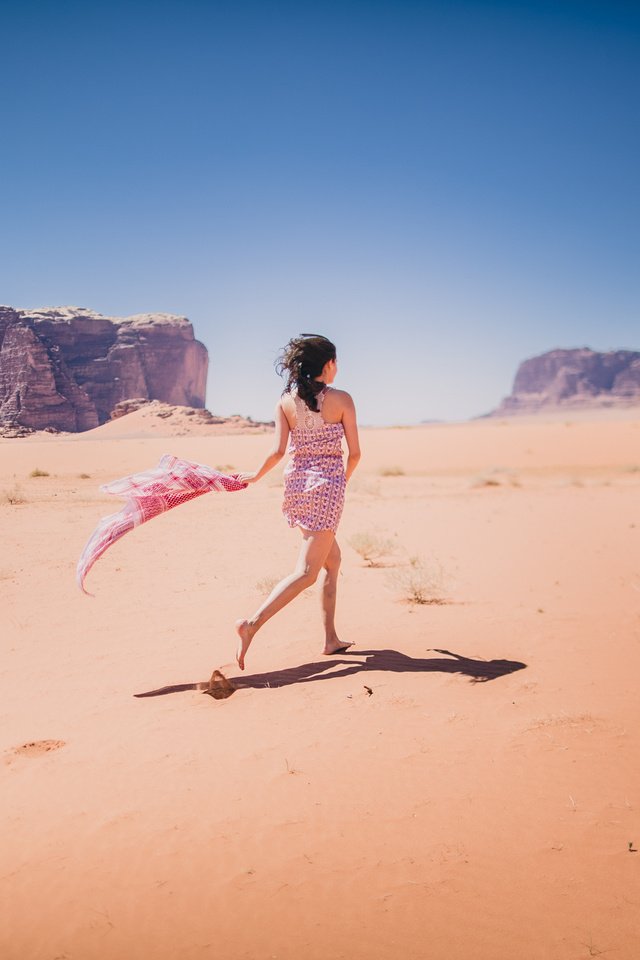 Девочка холмы. Девушка и солнце. Девушки 12 лет в песке. Розовое платье в песке. Тень от солнца.