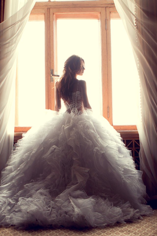 Обои девушка, платье, окно, ветер, занавески, невеста, girl, dress, window, the wind, curtains, the bride разрешение 2473x1496 Загрузить