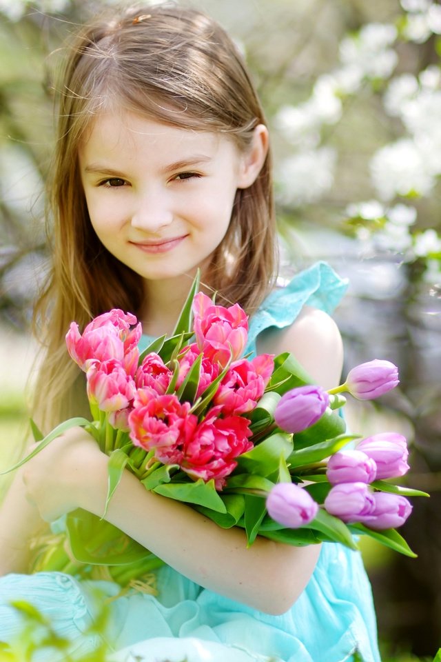 Девочка с тюльпанами фото