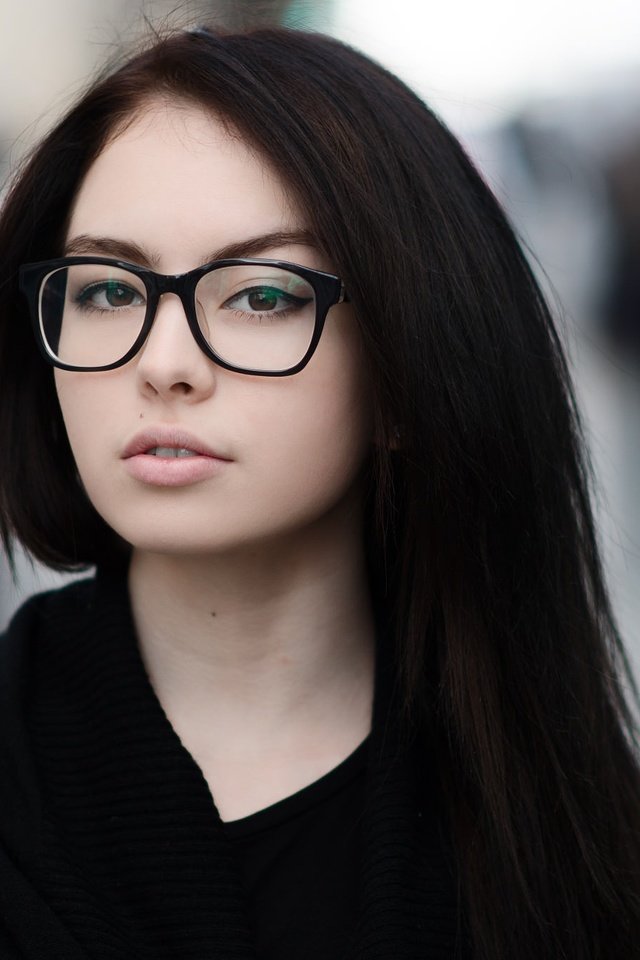 Look glasses. Девушки в очках для зрения. Девушка в очках с черной оправой. Девушки в очках для зрения милые. Очки для зрения для шатенок.