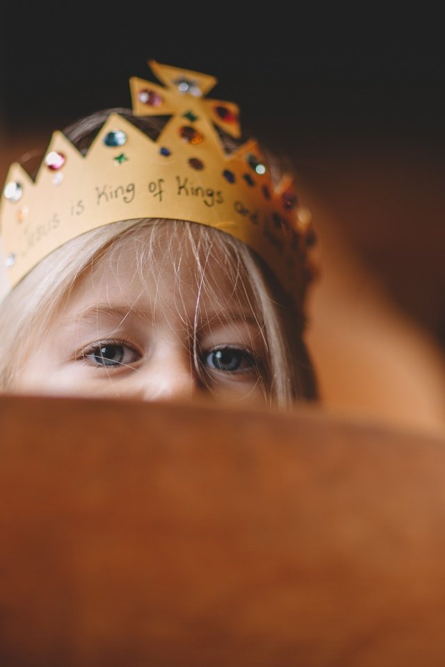 Обои глаза, взгляд, девочка, ребенок, корона, eyes, look, girl, child, crown разрешение 2880x1920 Загрузить