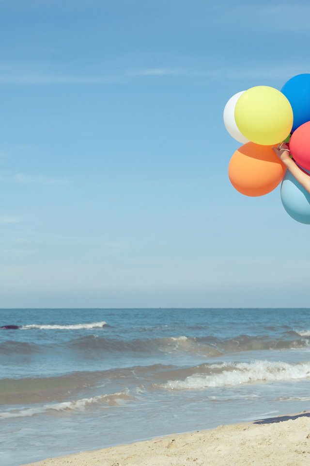 Воздушный шар на море. Воздушные шары на пляже. Море и воздушные шары. Воздушные шары на фоне моря. Воздушные шарики на море.