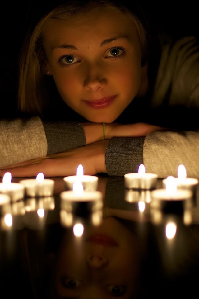 Обои свет, свечи, девушка, отражение, взгляд, свеча, легкие, light, candles, girl, reflection, look, candle разрешение 2560x1600 Загрузить