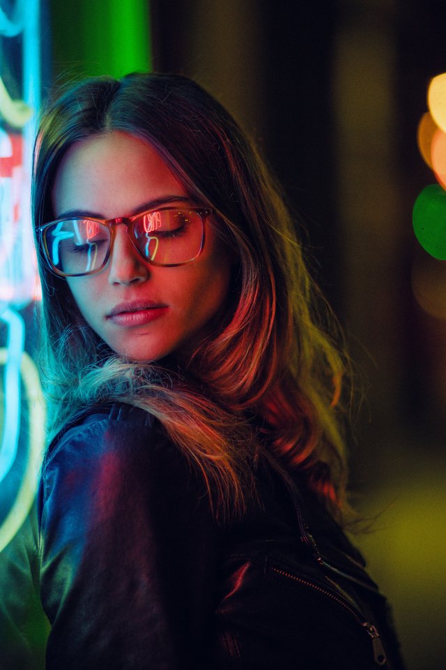 Обои огни, вечер, девушка, очки, волосы, лицо, шарлотка, lights, the evening, girl, glasses, hair, face, charlotte разрешение 2048x1381 Загрузить