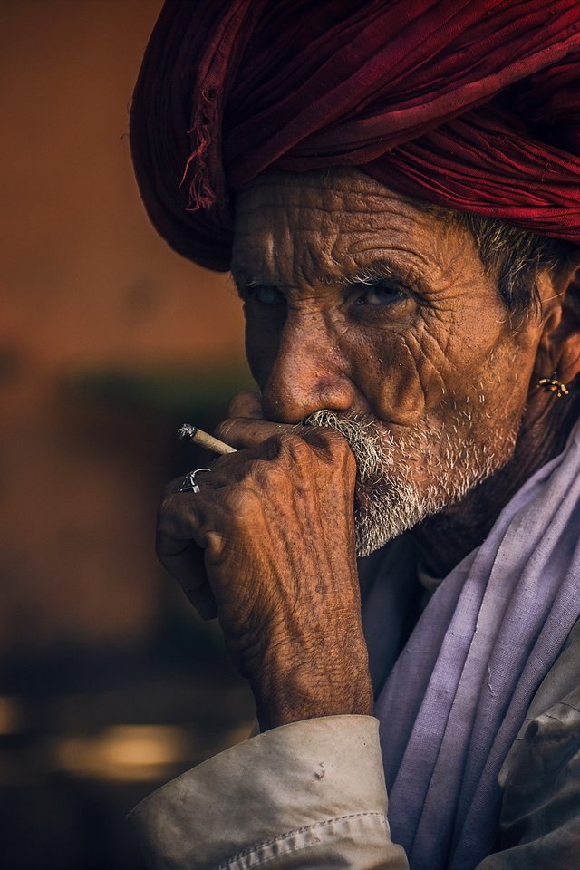 Обои портрет, взгляд, человек, старый, мужчина, сигарета, индия, морщины, portrait, look, people, old, male, cigarette, india, wrinkles разрешение 2048x1363 Загрузить