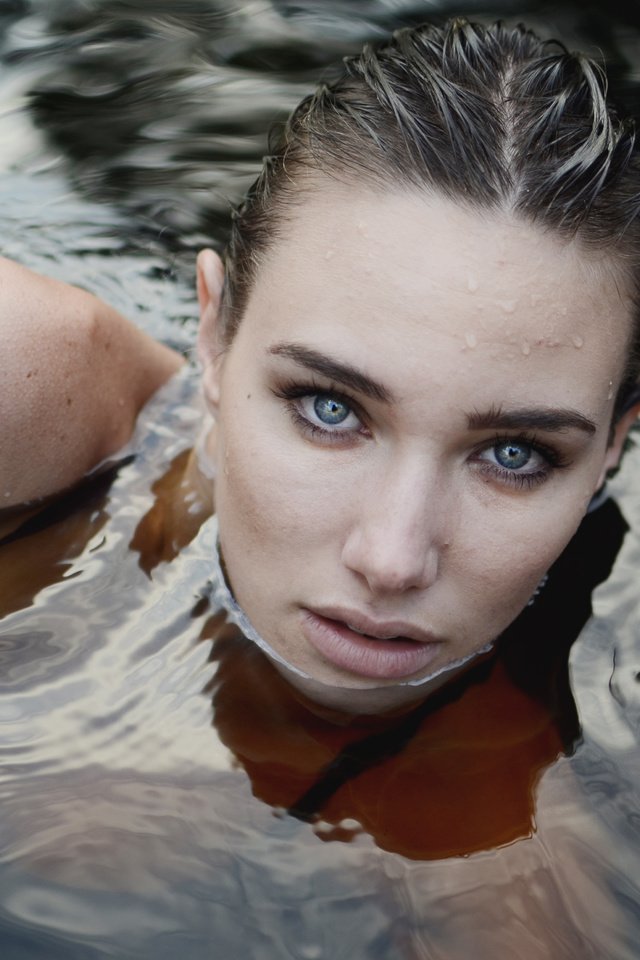 Обои глаза, вода, взгляд, модель, эмили дойл, eyes, water, look, model, emily doyle разрешение 4406x3078 Загрузить