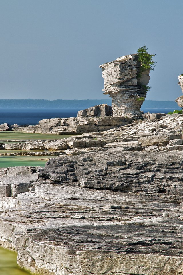 Обои деревья, озеро, скалы, пейзаж, канада, онтарио, bruce peninsula national park, trees, lake, rocks, landscape, canada, ontario разрешение 2048x1365 Загрузить