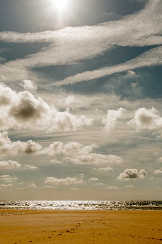 Обои небо, облака, солнце, море, пляж, горизонт, the sky, clouds, the sun, sea, beach, horizon разрешение 2048x1367 Загрузить