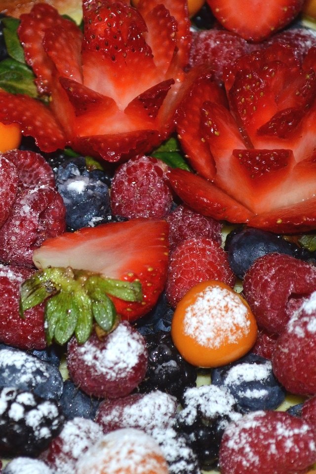 Обои малина, клубника, ягоды, пирог, ежевика, голубика, raspberry, strawberry, berries, pie, blackberry, blueberries разрешение 2100x1376 Загрузить
