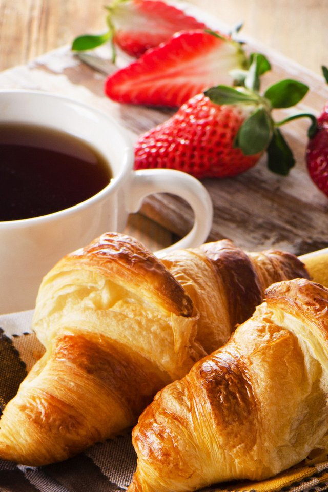 Обои клубника, кофе, выпечка, круасан, круассаны, baking, strawberry, coffee, cakes, croissant, croissants разрешение 2100x1488 Загрузить