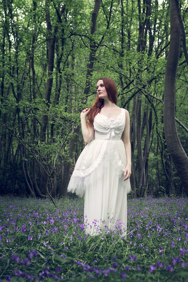 Обои цветы, лес, волосы, женщина, белое платье, flowers, forest, hair, woman, white dress разрешение 1943x1365 Загрузить