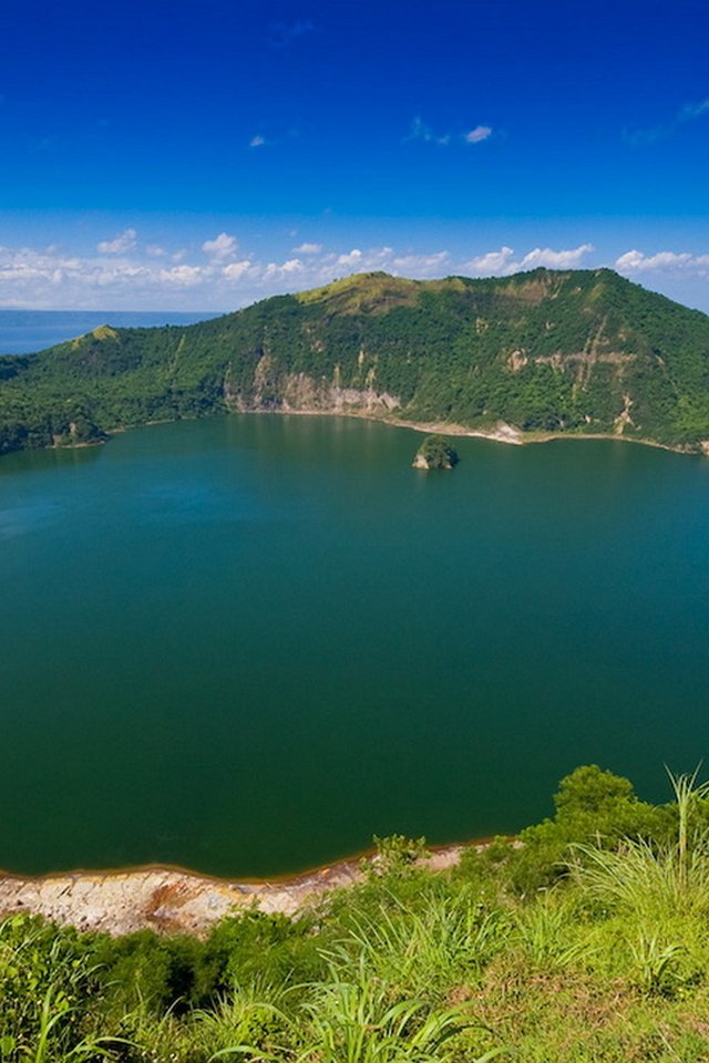 Обои небо, озеро, горы, зелень, красота, филиппины, the sky, lake, mountains, greens, beauty, philippines разрешение 1920x1277 Загрузить