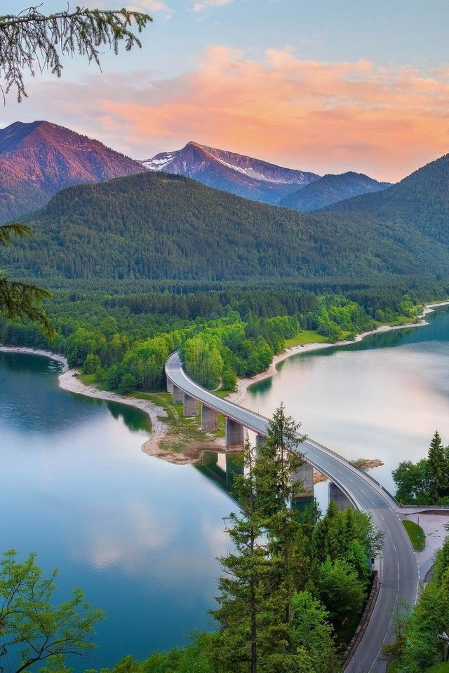 Обои дорога, вода, горы, лес, мост, италия, альпы, красивая, road, water, mountains, forest, bridge, italy, alps, beautiful разрешение 2030x1238 Загрузить