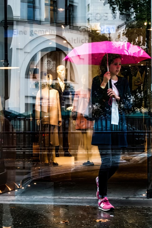 Обои девушка, отражение, зонт, pink umbrella, витрина, girl, reflection, umbrella, showcase разрешение 2048x1365 Загрузить