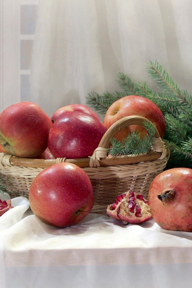 Обои фрукты, яблоки, ель, натюрморт, гранат, fruit, apples, spruce, still life, garnet разрешение 2000x1250 Загрузить