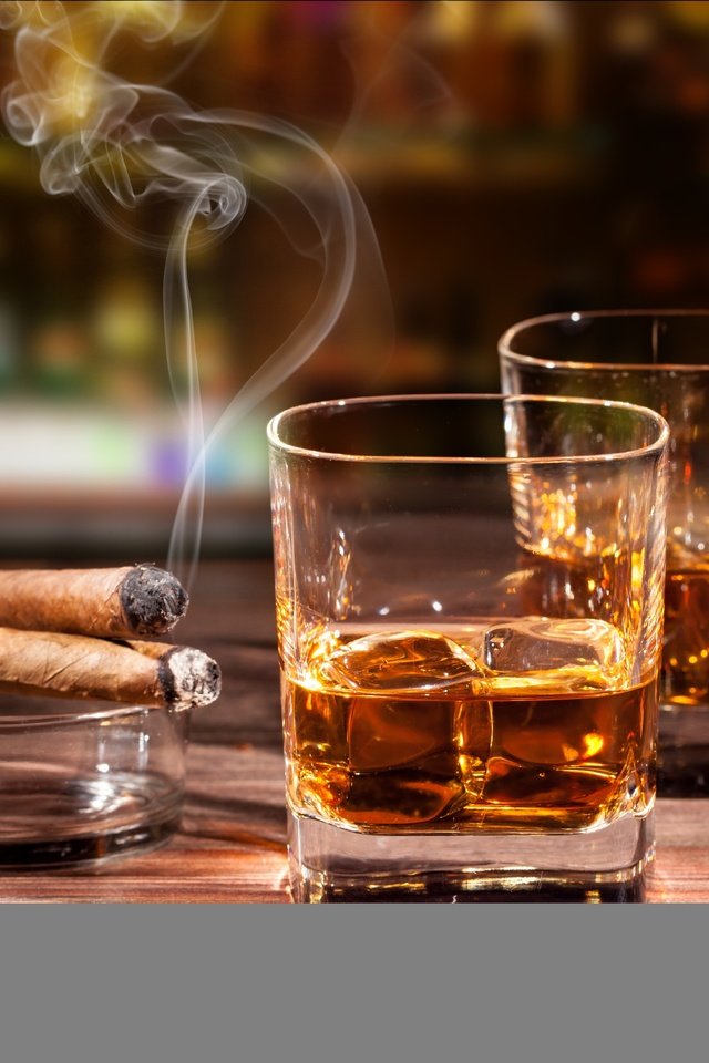 Обои напиток, дым, стаканы, алкоголь, сигары, виски, drink, smoke, glasses, alcohol, cigars, whiskey разрешение 5000x3333 Загрузить