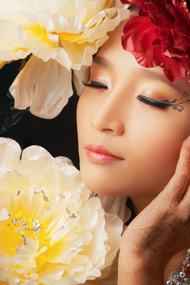 Обои цветы, портрет, тату, лицо, руки, азиатка, flowers, portrait, tattoo, face, hands, asian разрешение 2048x1323 Загрузить
