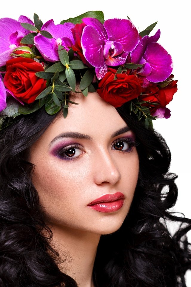 Обои цветы, девушка, брюнетка, взгляд, волосы, лицо, венок, flowers, girl, brunette, look, hair, face, wreath разрешение 4500x2812 Загрузить