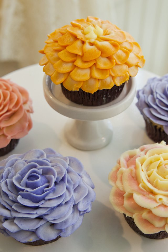 Обои розы, сладкое, тарелка, украшение, выпечка, кексы, roses, sweet, plate, decoration, cakes, cupcakes разрешение 2100x1680 Загрузить