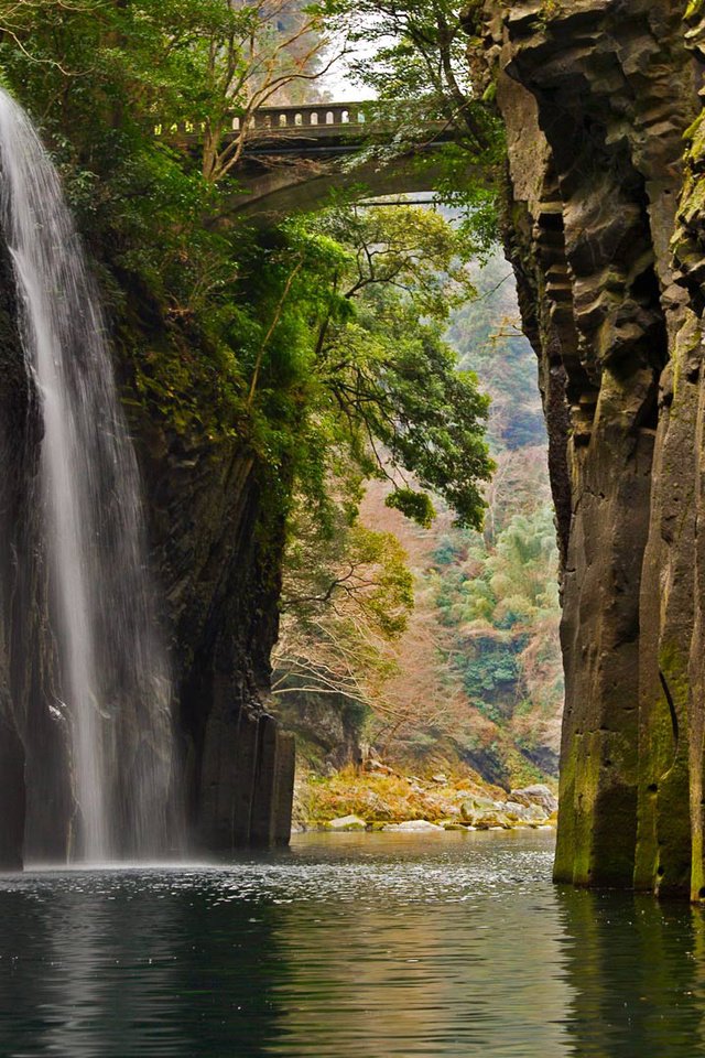 Обои скалы, мост, водопад, япония, ущелье такатихо, кюсю, rocks, bridge, waterfall, japan, takachiho gorge, kyushu разрешение 1920x1080 Загрузить