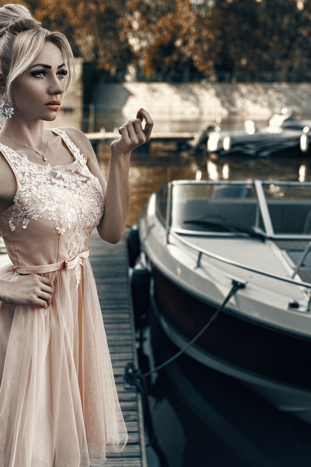 Обои стиль, девушка, платье, модель, катер, style, girl, dress, model, boat разрешение 2048x1152 Загрузить