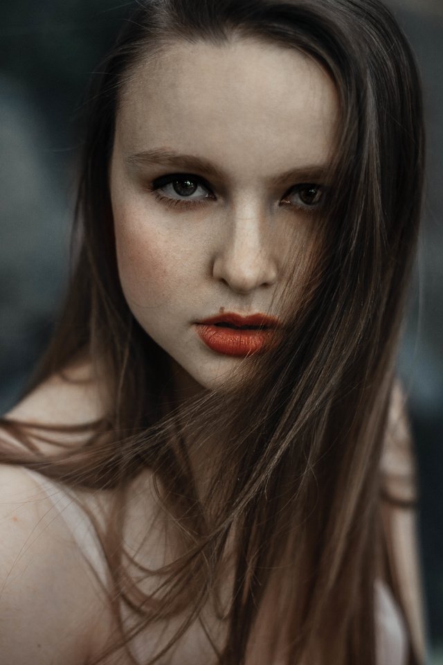 Обои девушка, фон, волосы, лицо, помада, girl, background, hair, face, lipstick разрешение 8000x5333 Загрузить