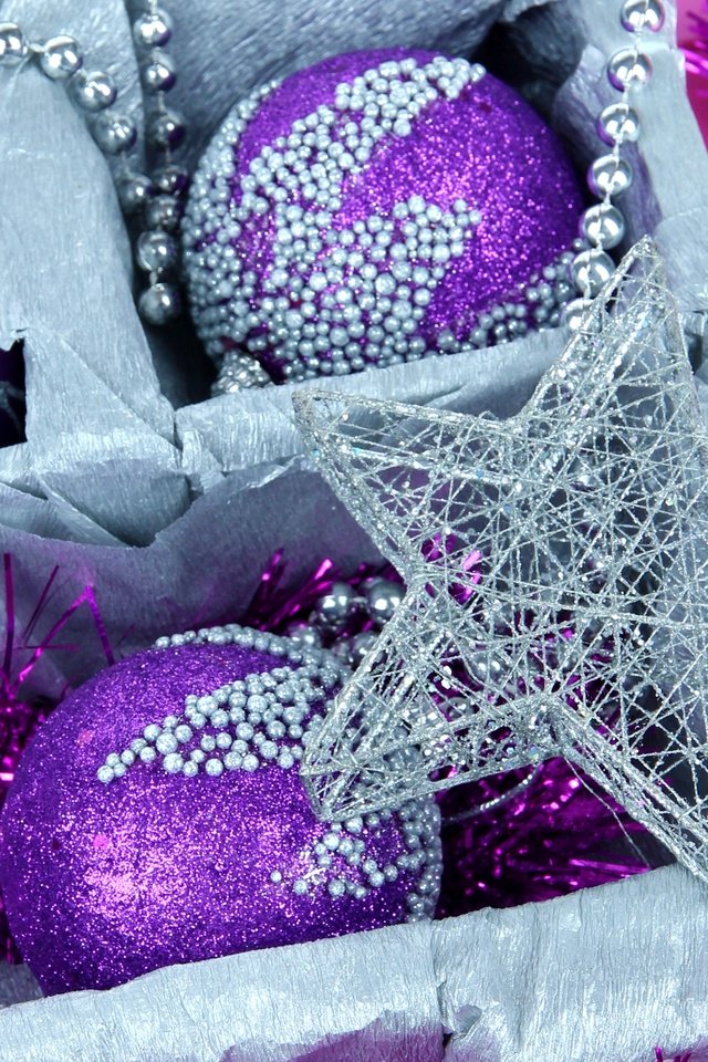 Обои новый год, фиолетовые, шары, елочные, декорации, зима, звезда, дождик, шарики, мишура, игрушки, сиреневые, праздники, звездочка, рождество, встреча нового года, коробка, елочная, box, new year, purple, balls, the scenery, winter, star, the rain, tinsel, toys, lilac, holidays, asterisk, christmas разрешение 4280x3000 Загрузить