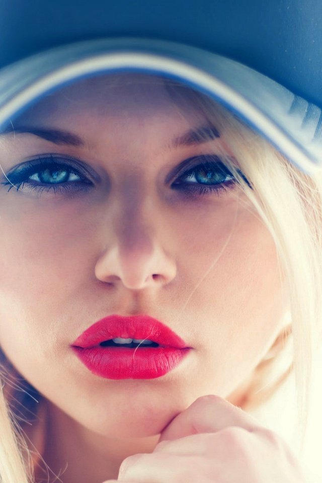 Обои девушка, блондинка, взгляд, губы, лицо, кепка, girl, blonde, look, lips, face, cap разрешение 2126x1704 Загрузить