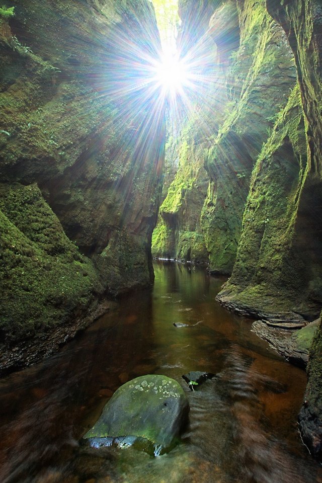 Обои вода, проход, скалы, finnich gorge, craighat, камни, узкий, зелень, лучи солнца, ущелье, мох, шотландия, water, pass, rocks, stones, narrow, greens, the rays of the sun, gorge, moss, scotland разрешение 2880x1920 Загрузить