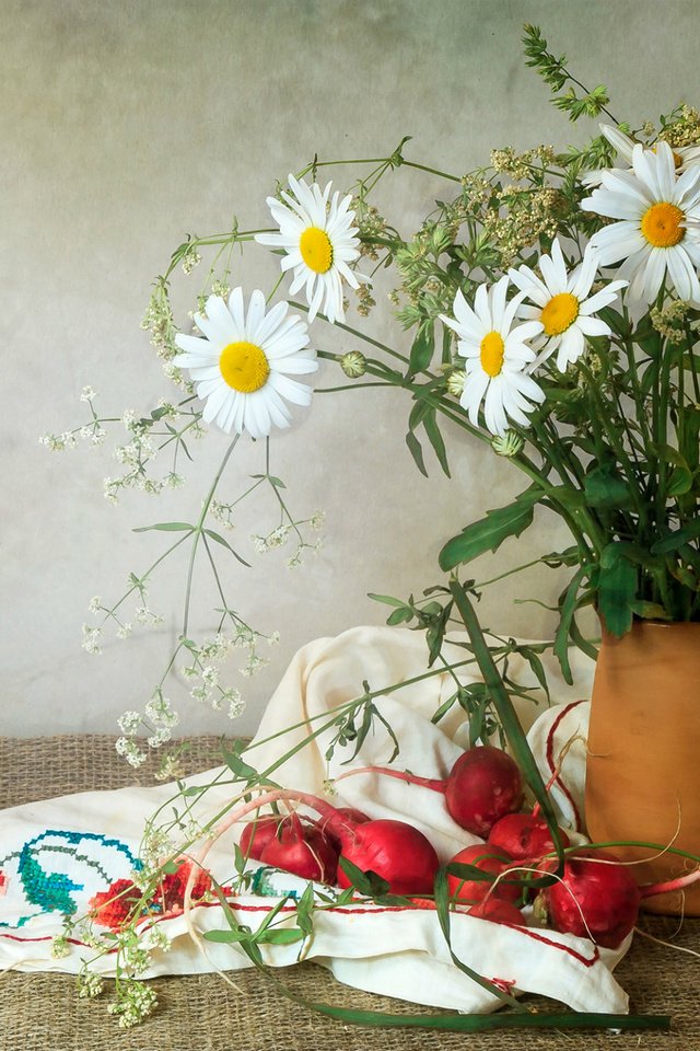 Обои лето, ромашки, овощи, кувшин, натюрморт, редис, summer, chamomile, vegetables, pitcher, still life, radishes разрешение 1920x1381 Загрузить