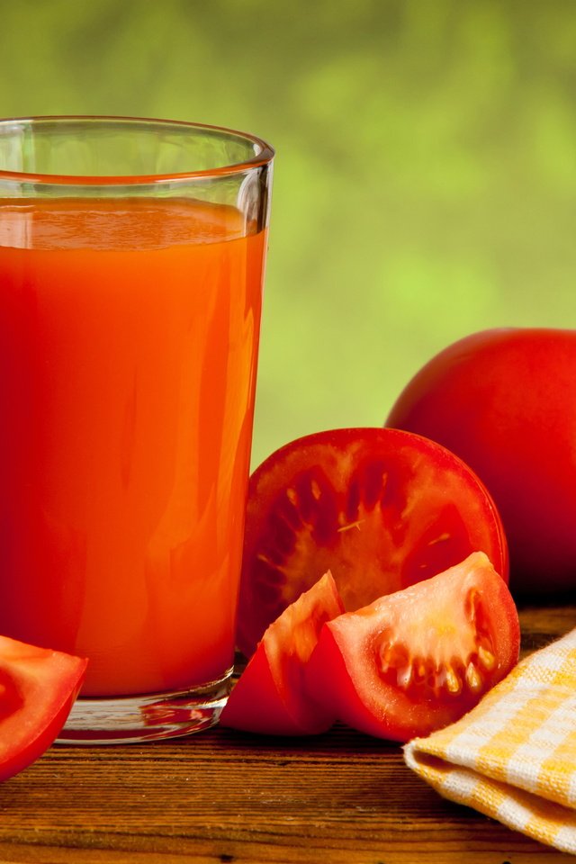 Обои красные, овощи, стакан, салфетка, помидоры, томаты, сок, томатный сок, red, vegetables, glass, napkin, tomatoes, juice, tomato juice разрешение 7744x5184 Загрузить