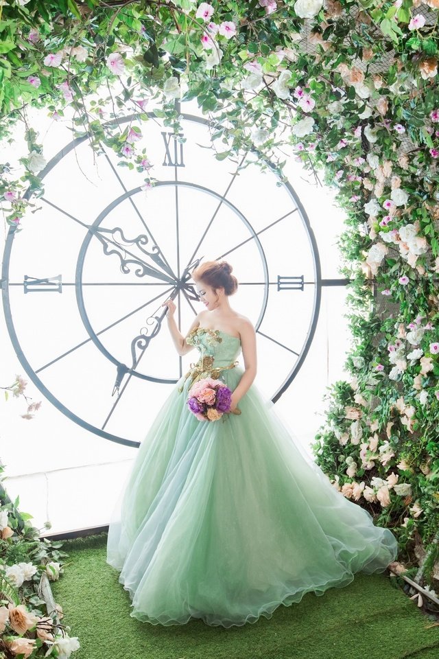 Обои цветы, девушка, платье, часы, азиатка, flowers, girl, dress, watch, asian разрешение 2560x1600 Загрузить