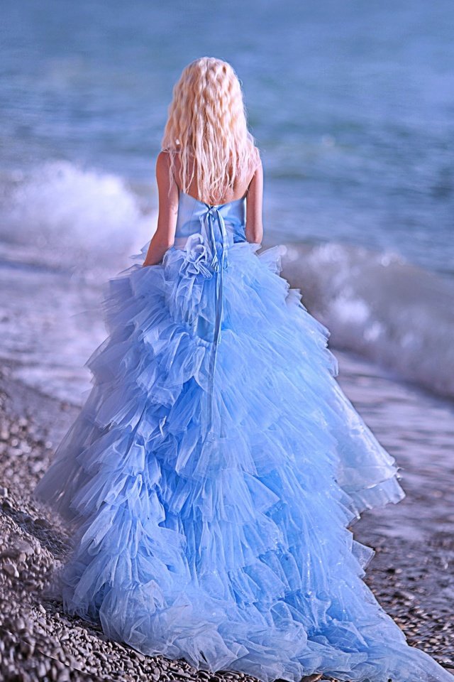 Обои девушка, море, платье, блондинка, спина, girl, sea, dress, blonde, back разрешение 2880x2229 Загрузить