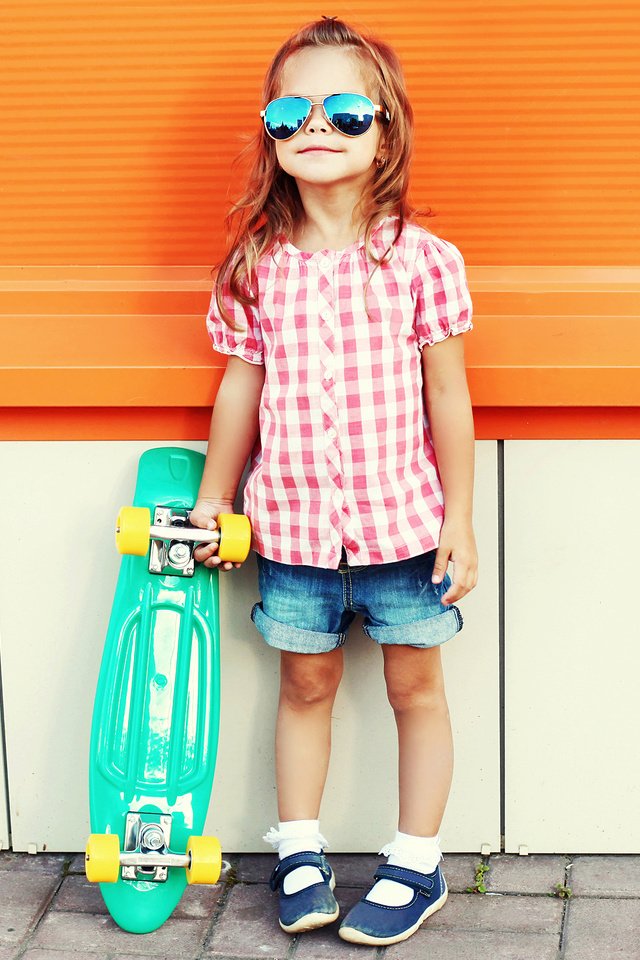 Обои лето, очки, девочка, скейтборд, дитя, little girls, summer, glasses, girl, skateboard, child разрешение 2350x1612 Загрузить