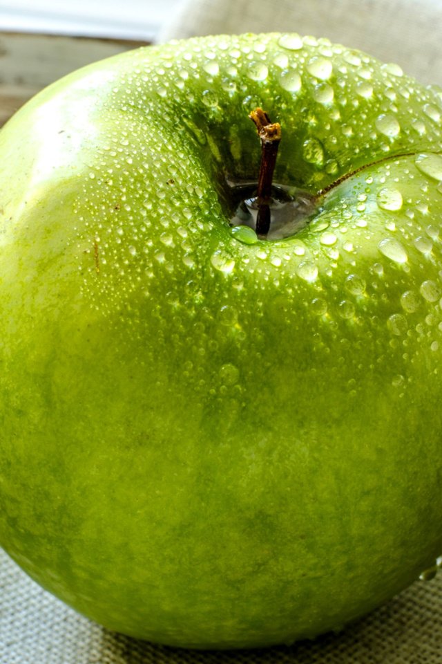 Обои вода, капли, фрукты, яблоко, зеленое яблоко, water, drops, fruit, apple, green apple разрешение 2560x1600 Загрузить