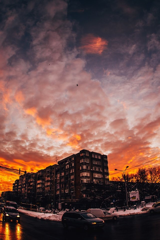 Обои облака, дома, улица, автомобили, clouds, home, street, cars разрешение 2500x1667 Загрузить