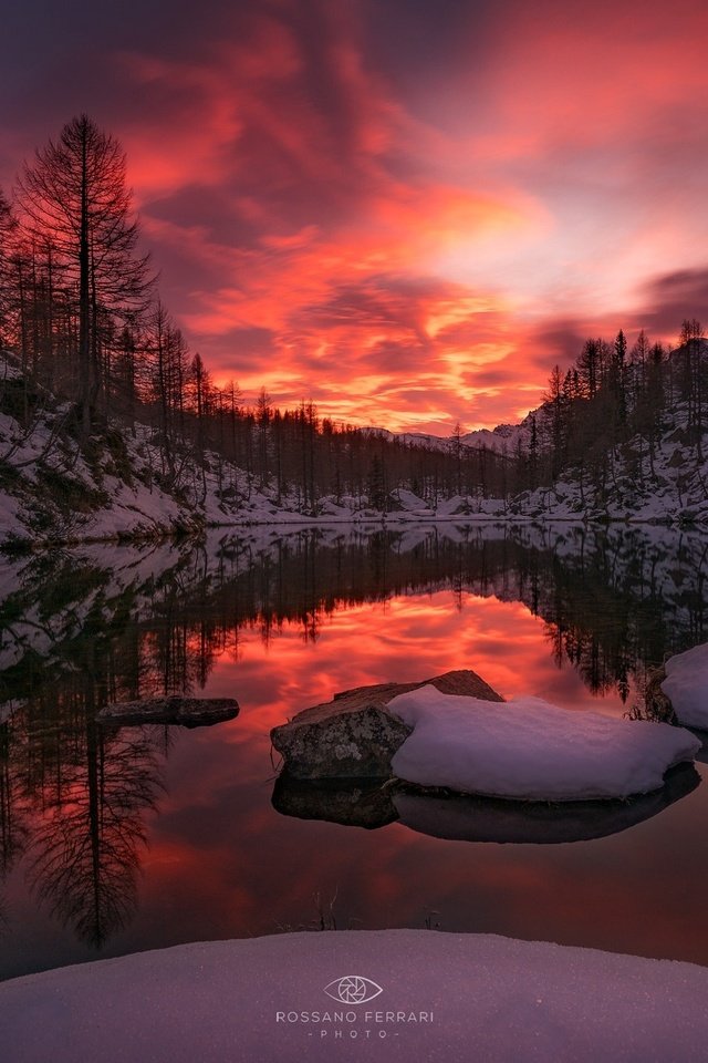 Обои небо, зима, облака, деревья, вечер, озеро, снег, лес, закат, the sky, winter, clouds, trees, the evening, lake, snow, forest, sunset разрешение 2048x1366 Загрузить