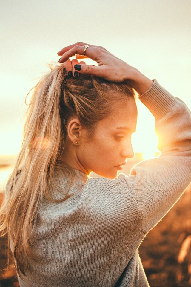 Обои солнце, закат, девушка, блондинка, портрет, the sun, sunset, girl, blonde, portrait разрешение 2048x1366 Загрузить