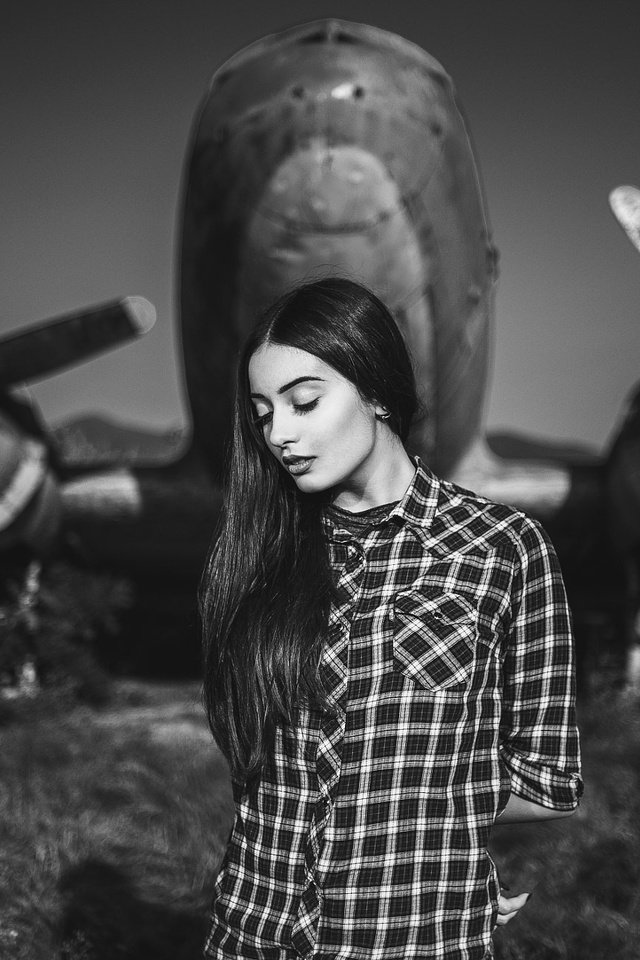 Обои девушка, самолет, портрет, чёрно-белое, рубашка, girl, the plane, portrait, black and white, shirt разрешение 2048x1293 Загрузить