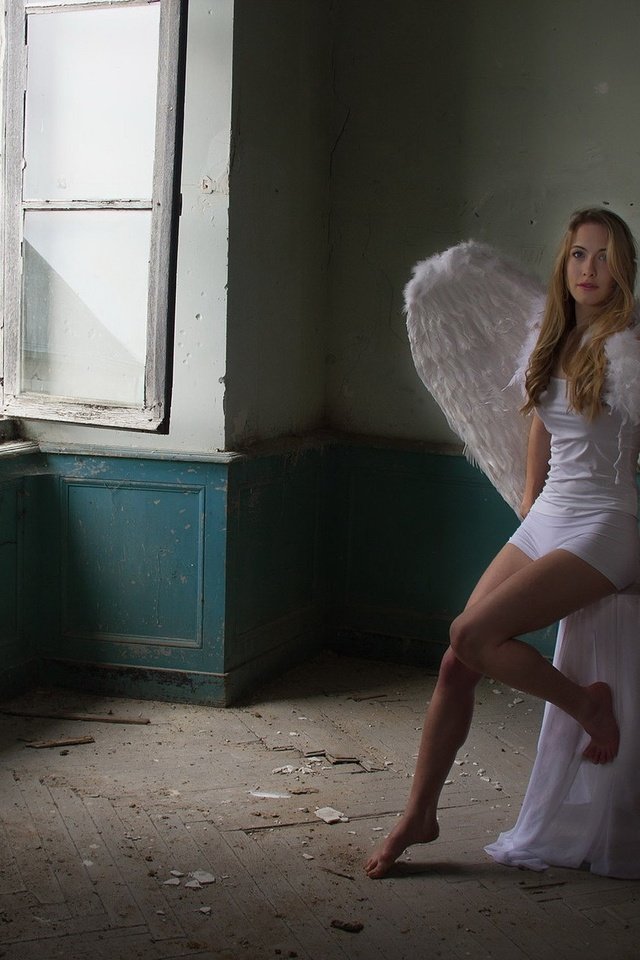 Одна комната ангел. Босиком в заброшенном здании. Комната ангела. Ангел в комнате. Комната ангела девочки.