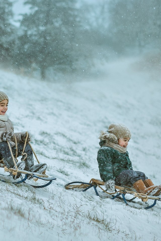 Обои снег, зима, дети, радость, сани, движение, двое, snow, winter, children, joy, sleigh, movement, two разрешение 2560x1707 Загрузить