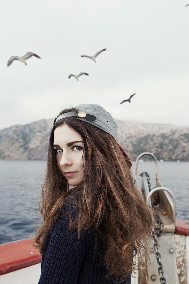 Обои озеро, девушка, лодка, птицы, чайки, бейсболка, lake, girl, boat, birds, seagulls, baseball cap разрешение 2048x1323 Загрузить