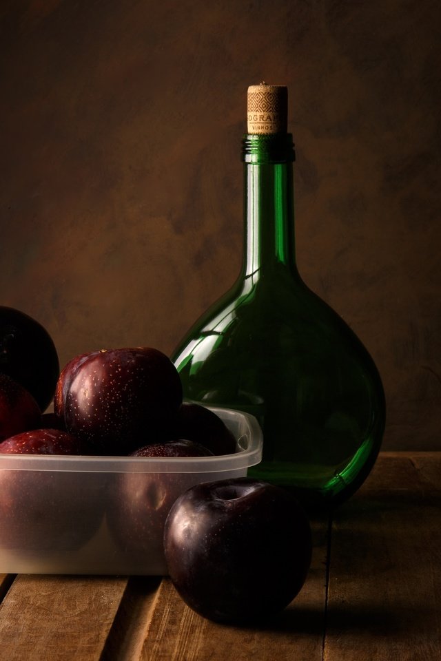 Обои фрукты, плоды, бутылка, натюрморт, сливы, fruit, bottle, still life, plum разрешение 2048x1541 Загрузить