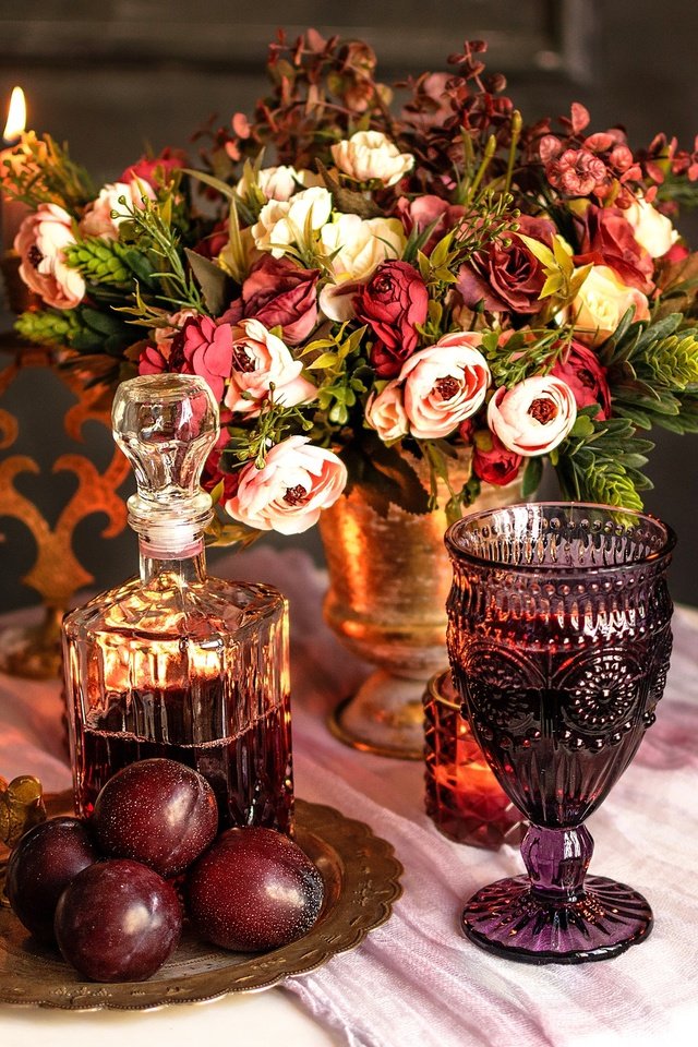 Обои цветы, стол, букет, вино, свеча, бокалы, сливы, графин, flowers, table, bouquet, wine, candle, glasses, plum, decanter разрешение 2048x1536 Загрузить