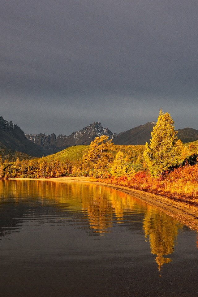 Обои свет, озеро, горы, природа, лес, отражение, россия, light, lake, mountains, nature, forest, reflection, russia разрешение 1920x1283 Загрузить