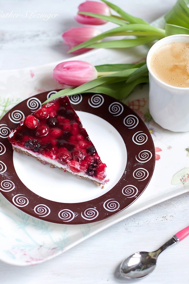 Обои цветы, кофе, ягоды, тюльпаны, вишня, пирог, кусок, flowers, coffee, berries, tulips, cherry, pie, piece разрешение 2000x1367 Загрузить