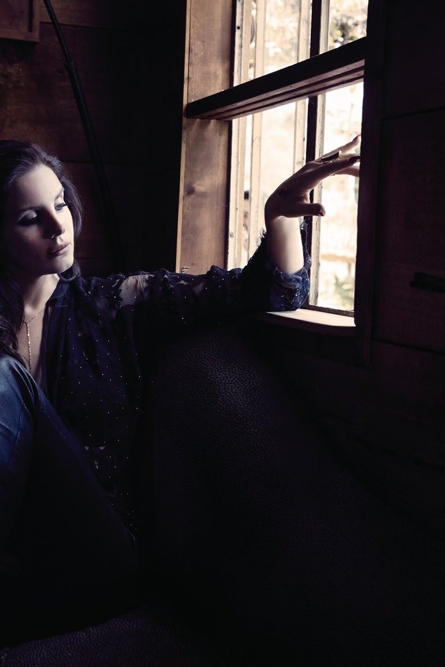 Обои брюнетка, сидит, фотосессия, лана дель рей, у окна, james white, madame figaro, brunette, sitting, photoshoot, lana del rey, window разрешение 2400x1600 Загрузить