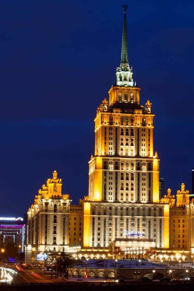 Обои ночь, город москва, radisson royal, фонари, москва, мост, улица, россия, отель, hotel, ноч, night, lights, moscow, bridge, street, russia, the hotel разрешение 3965x1765 Загрузить