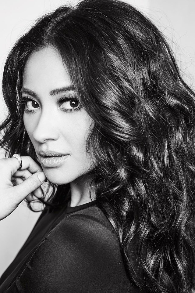 Обои портрет, чёрно-белое, актриса, локоны, шей митчелл, portrait, black and white, actress, curls, shay mitchell разрешение 2048x1365 Загрузить